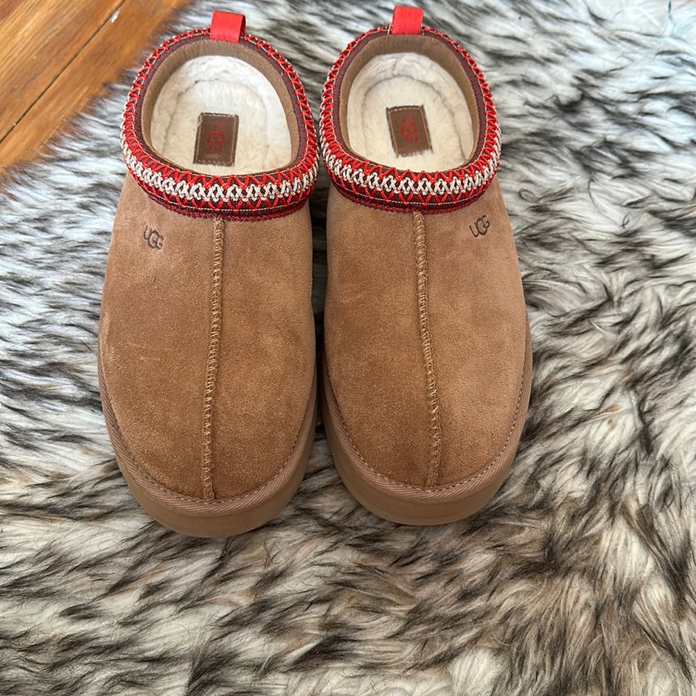 Ugg Tazz Kids size 5 Women’s size 7 worn twice inside.